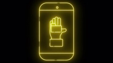 Aydınlatılmış sarı çizgili bir telefon ekranında kutuyu tutan bir eli gösteriyor.