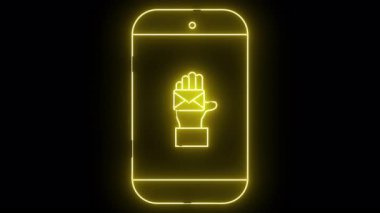 Bir akıllı telefon ekranının parıldayan sarı çizgisi bir zarfı tutan bir eli gösterir