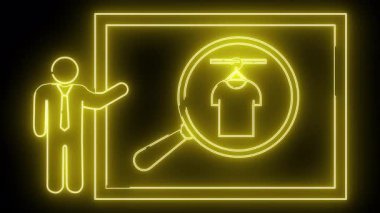 Sarı neonlu kişi tişörtün üzerinde büyüteç gösteren bir ekrana işaret ediyor.