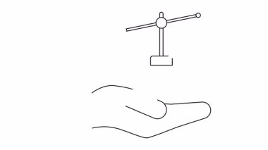 Bir el adalet terazisini tutar ve iki denge tavası merkezi bir dayanağın her iki tarafında asılı durur.