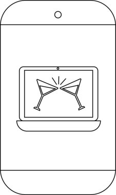 Ekranda dizüstü bilgisayarı olan akıllı bir telefon. İki martini bardağı birbirine dokunuyor.