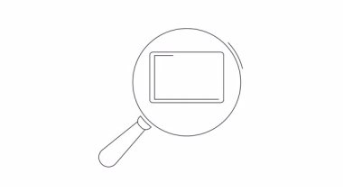 Bilgisayarın ekranında büyüteç altında adalet terazileri, online adalet ve hukuki teknolojiyi sembolize ediyor..