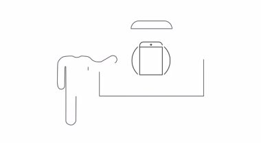 Bir kişinin beyaz tahta üzerinde bir cep telefonunun özelliklerini ve dönüş işlevselliğini açıklayan bir sunum.