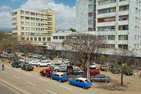 Vista a los coches aparcados en la calle en Addis Abeba, Etiopía . —  Fotos de Stock