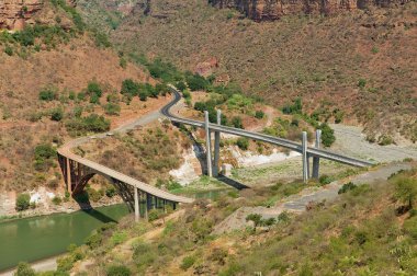 Bahir Dar, Etiyopya'da dağ nehri üzerinde eski ve yeni köprü görünümü. 