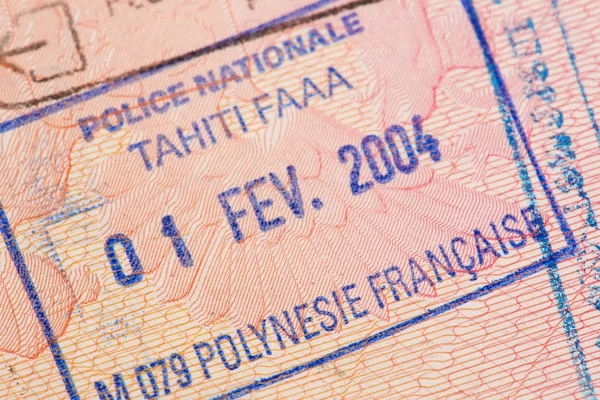 Page de passeport avec le contrôle de l'immigration du timbre Polynésie française . — Photo