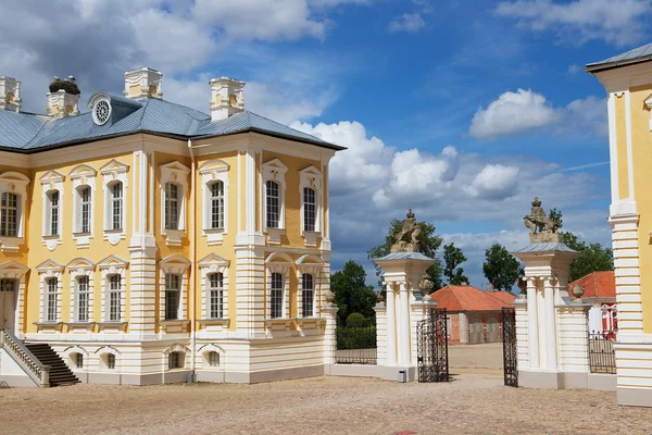 Extérieur de la porte d'entrée du palais Rundale à Pilsrundale, Lettonie . — Photo