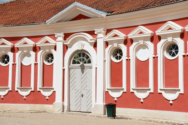 Außenseite des rot gestrichenen Stallgebäudes neben dem Rundale-Palast in Pilsrundale, Lettland. — Stockfoto