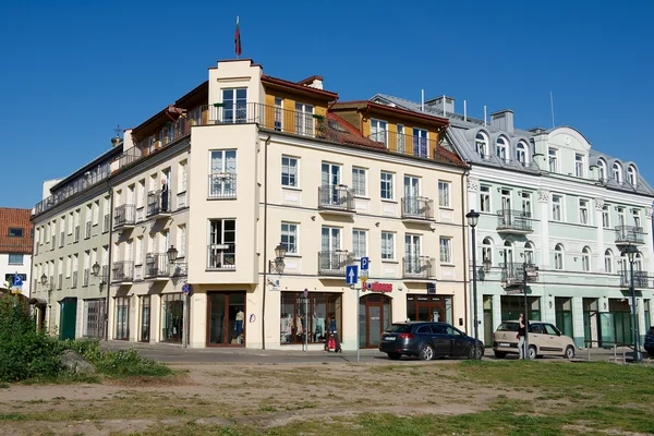 Vista sullo storico edificio degli appartamenti Barbacan hotel nel centro di Vilnius, Lituania . — Foto Stock