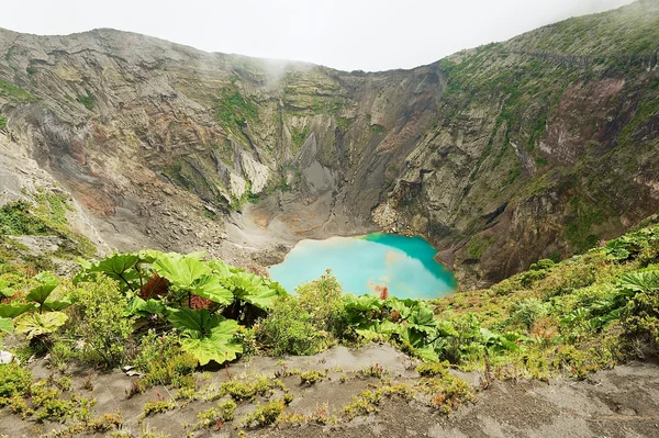 Utsikt til krateret av den aktive vulkanen Irazu som ligger i Cordillera Central nær byen Cartago, Costa Rica . – stockfoto