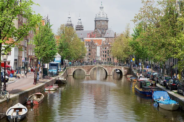 查看到通道的圣尼古拉斯教堂在阿姆斯特丹，荷兰背景. — 图库照片