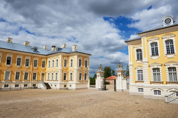 Vista sul cortile interno del palazzo Rundale a Pilsrundale, Lettonia . — Foto Stock