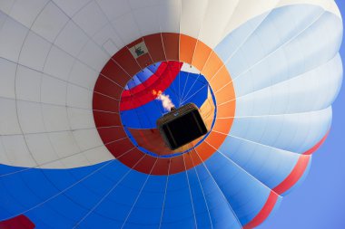 Vilnius, Litvanya tarihi kent üzerinde uçan sıcak hava balonu için görüntüleyin.