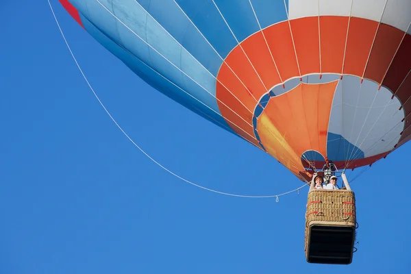 Άνθρωποι πετούν σε αερόστατο πάνω από την παλιά πόλη σε Βίλνιους, Λιθουανία. — Φωτογραφία Αρχείου
