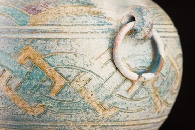 Mavi boyalı vintage kil pot çizilmiş metal dış ayrıntı ele.