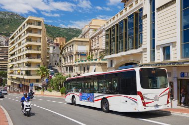 Monaco, Monaco sokakta tarafından kamu ulaşım otobüs yolcu.