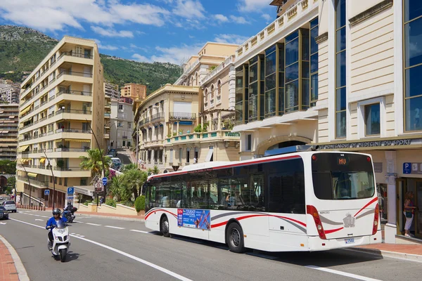 Monaco, Monaco sokakta tarafından kamu ulaşım otobüs yolcu.