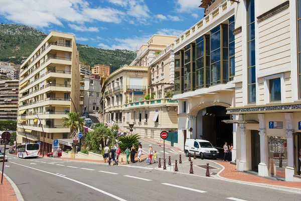 Menschen gehen durch die Straße in Monaco, Monaco. — Stockfoto