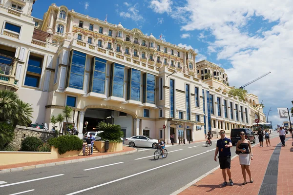 Menschen gehen durch die Straße in Monaco, Monaco. — Stockfoto