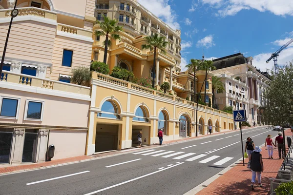 Menschen gehen durch die Straße in Monaco, Monaco. — Stockfoto