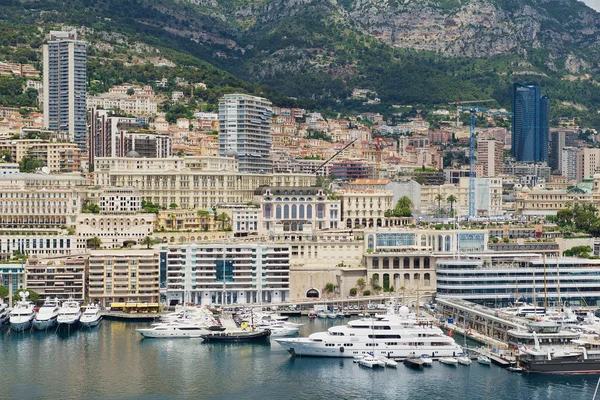 Blick auf die Gebäude und den Yachthafen von monte carlo vom Aussichtspunkt des Prinzenpalastes von monaco (monaco - ville) in monaco, monaco. — Stockfoto