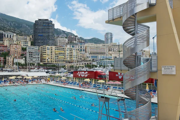 Menschen schwimmen und sonnen sich im Freibad in Monaco. — Stockfoto