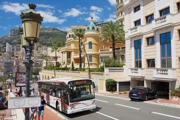 Bus mit öffentlichen Verkehrsmitteln fährt durch die Straße in Monaco, Monaco. — Stockfoto