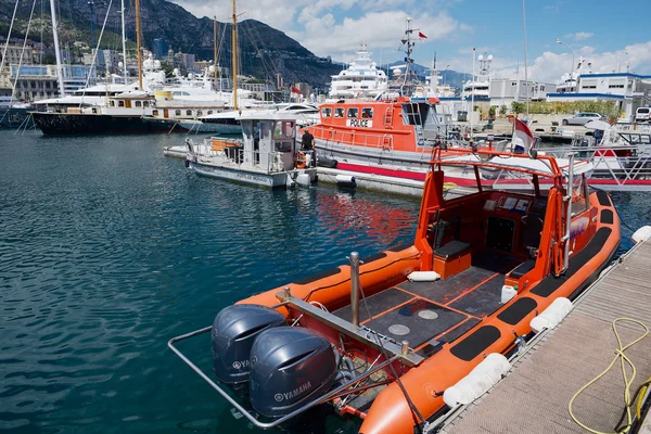 Vista para o barco da polícia vermelha amarrado no porto de Mônaco . — Fotografia de Stock