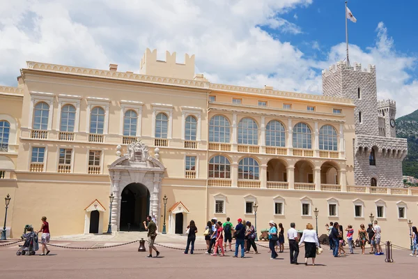 Tourists visit Prince's Palace in Monaco, Monaco. — Stock Photo, Image