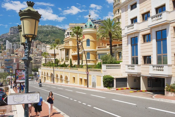 Menschen gehen durch die Straße in Monaco, Monaco. — Stockfoto