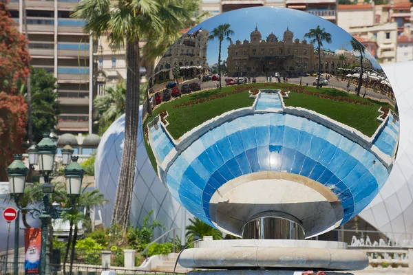 Reflexão da escultura Monte Carlo Casino in the Sky Mirror de Anish Kapoor em Monte Carlo, Mônaco . — Fotografia de Stock