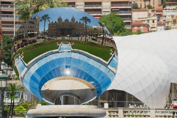 Reflexão da escultura Monte Carlo Casino in the Sky Mirror de Anish Kapoor em Monte Carlo, Mônaco . — Fotografia de Stock