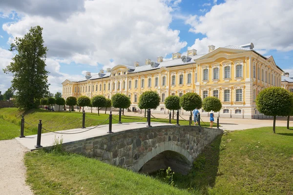 Les gens visitent la façade du palais Rundale à Pilsrundale, Lettonie . — Photo