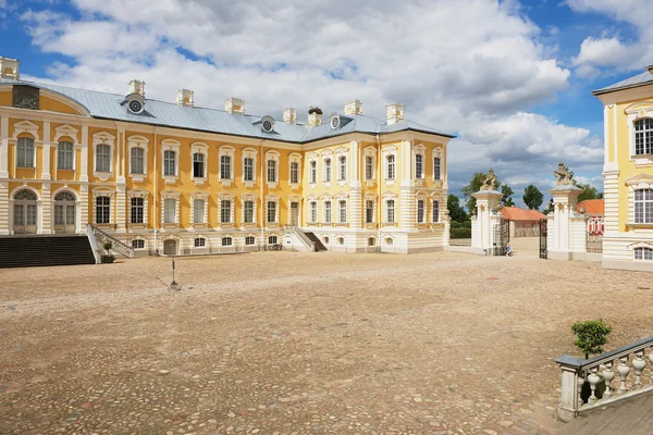 Vue sur la cour intérieure du palais Rundale à Pilsrundale, Lettonie . — Photo