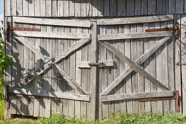 Stará brána omšelé dřevěné stodoly. — Stock fotografie