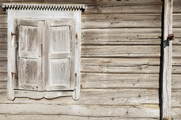 Eski geleneksel ahşap pencere kepenkleri yıpranmış. — Stok fotoğraf