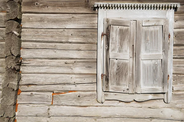 Eski geleneksel ahşap pencere kepenkleri yıpranmış. — Stok fotoğraf