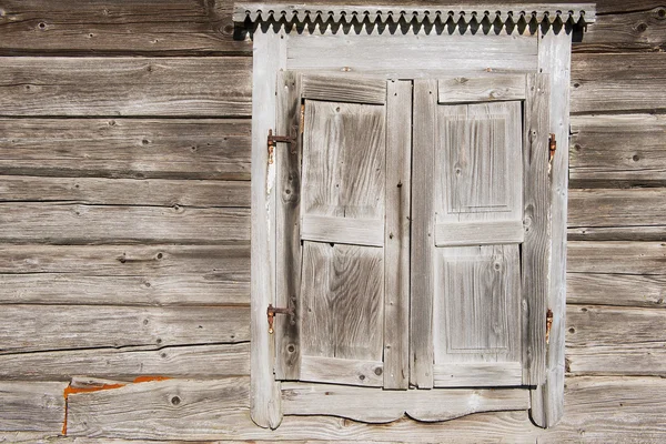 Oude verweerde traditionele houten venster luiken. — Stockfoto
