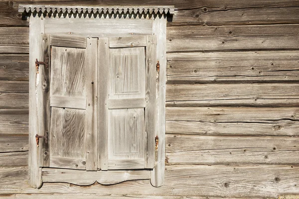 Oude verweerde traditionele houten venster luiken. — Stockfoto