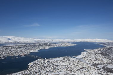 Tromso, 350 kilometre kuzeyinde Kuzey Kutup dairesi, Norveç için havadan görünümü.