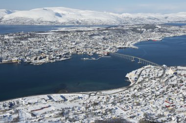 Tromso, 350 kilometre kuzeyinde Kuzey Kutup dairesi, Norveç için havadan görünümü.