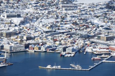 Tromso, 350 kilometre kuzeyinde Kuzey Kutup dairesi, Norveç için havadan görünümü.