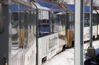 Altın pas tren İsviçre Alpleri'nde Montreux Lucerne için bağlanır..