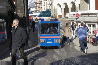 Polis elecric polis araba Zermatt, İsviçre Caddesi'nde kullanıyor..