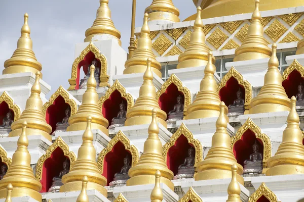 Samphutthe chedi nedaleko Wat Mani Phraison, Mae Sot, Tak, Thajsko. — Stock fotografie