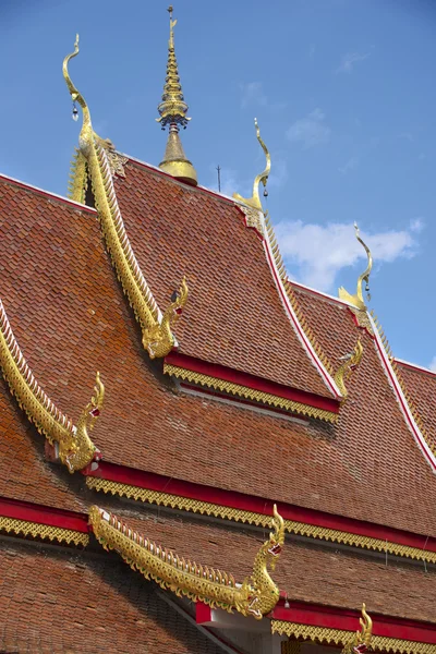 Telhado de Wat Mani Phraison, Mae Sot, província de Tak, Tailândia . — Fotografia de Stock