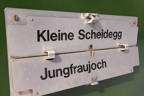 Trasa deska znak w pozycji kolejowej Jungfraujoch, Szwajcaria. — Zdjęcie stockowe