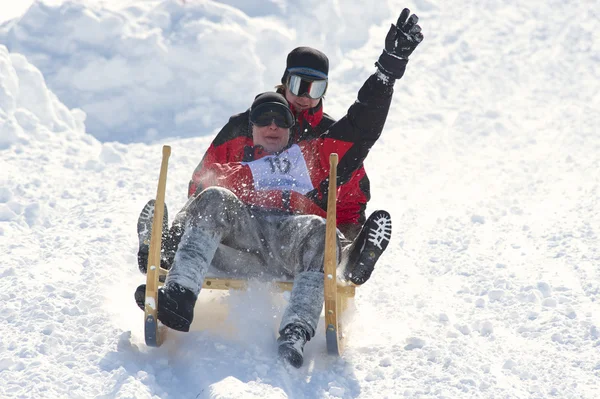 Mænd rider traditionelle horn-slæde i Grindelwald, Schweiz . - Stock-foto