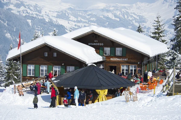 Touristen entspannen in der Skistation Brandegg, Grindelwald, Schweiz — Stockfoto