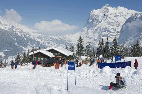 Toeristen ontspannen op het Brandegg skistation in Grindelwald, Zwitserland. — Stockfoto